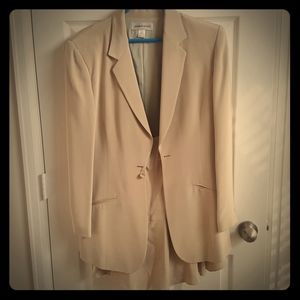 Anne Klien suit